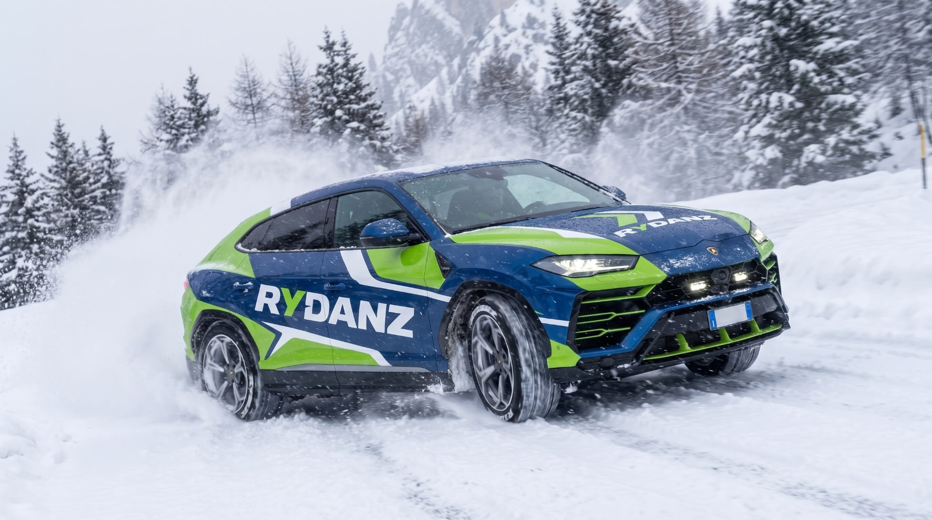 Lamborghini Urus в ливрее RYDANZ в зимних горах